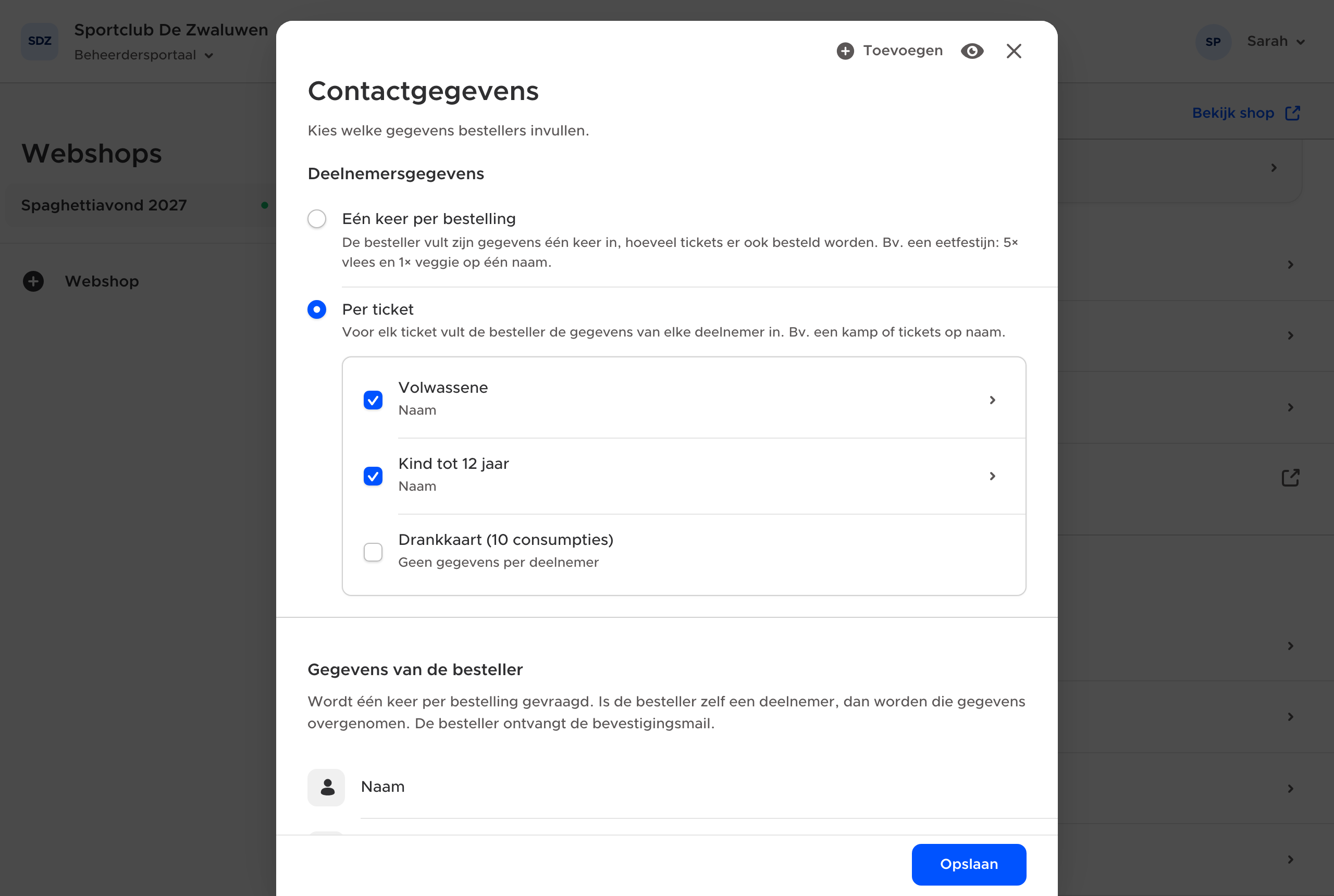 Per ticket: de tickets voor volwassenen en kinderen vragen een naam, de drankkaart niet.